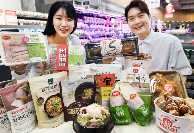 17일 서울 등촌동 ‘홈플러스 메가 푸드 마켓 라이브 강서점’에서 직원들이 행사상품을 소개하고 있다. 사진 제공=홈플러스