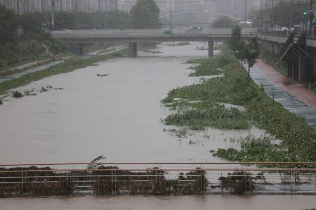 돌풍과 천둥·번개를 동반한 강한 비가 내리는 17일 서울 서대문구 증산교 하부도로가 전면 통제되고 있다. 연합뉴스