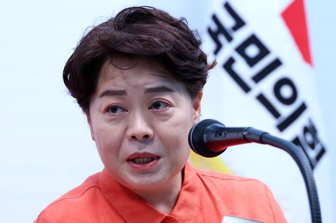 윤희숙 국민의힘 혁신위원장이 7월16일 서울 여의도 중앙당사에서 열린 기자간담회에서 나경원·윤상현·장동혁·송언석 의원에게 스스로 거취를 밝힐 것을 요구하고 있다. ⓒ 연합뉴스