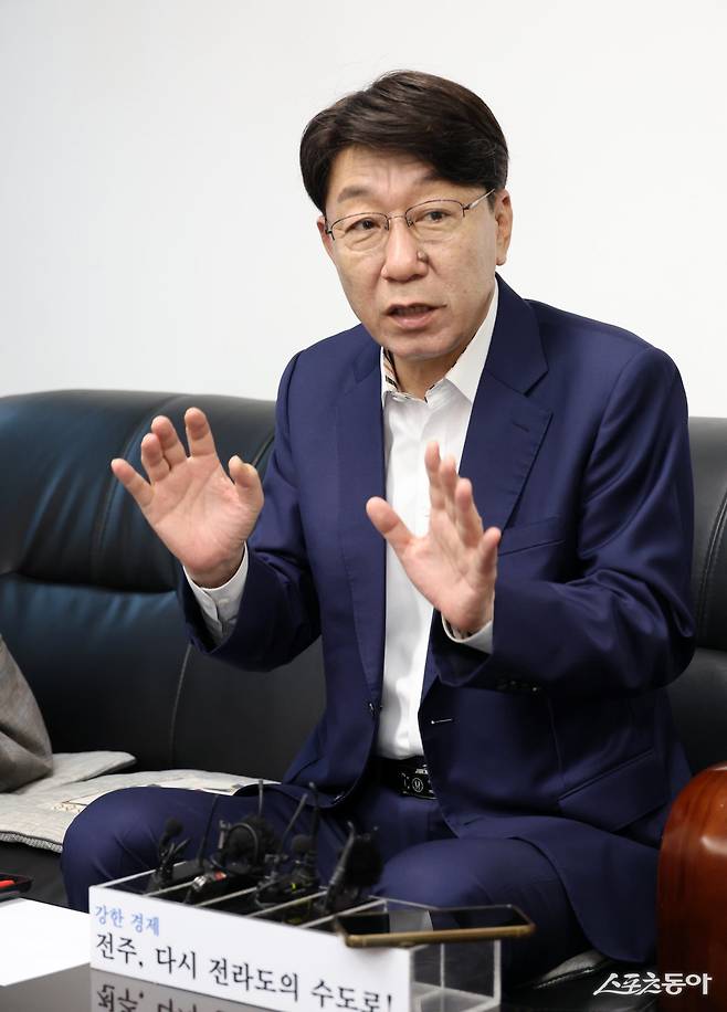 우범기 전주시장이 지난 16일 완주·전주 통합과 상생발전을 위해 유희태 완주군수에게 조건 없는 만남을 제안했다. 사진제공=전주시