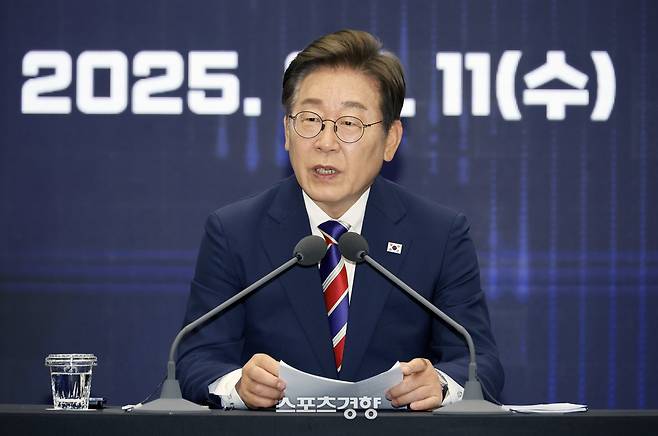 이재명 대통령이 지난달 11일 서울 영등포구 여의도 한국거래소(KRX) 통합관제센터에서 열린 불공정거래 근절을 위한 시장감시본부 실무 직원들과의 현장 간담회에서 모두 발언을 하고 있다. 대통령실사진기자단