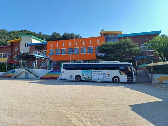 귀둔초등학교를 찾은 스포츠버스. /사진=대한체육회