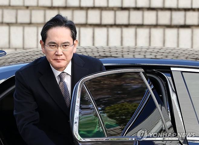 차에서 내리는 이재용 회장 (서울=연합뉴스) 윤동진 기자 = 이재용 삼성전자 회장이 3일 오후 서초구 서울고법에서 열린 부당합병·회계부정 혐의 항소심 선고공판에 출석하기 위해 차에서 내리고 있다. 2025.2.3 mon@yna.co.kr