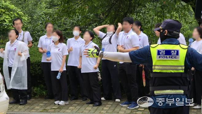 김건희 특검팀이 통일교에 대한 압수수색 영장을 집행한 18일 오전 통일교 성지인 가평군 천정궁 인근에서 신도들과 경찰 관계자들이 대치하고 있다.임채운기자