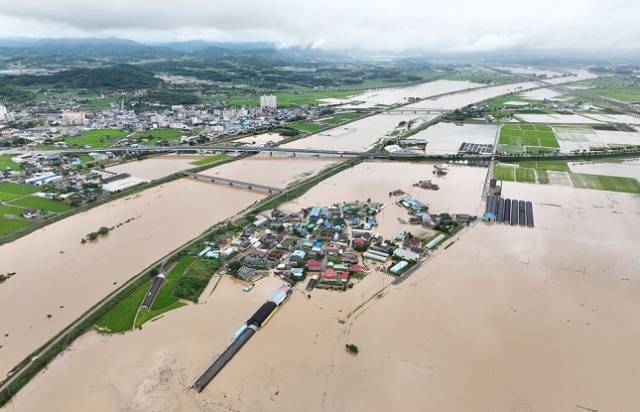 17일 충남 예산군 삽교읍 용동3리 일대 마을이 폭우로 침수돼 있다. 연합뉴스