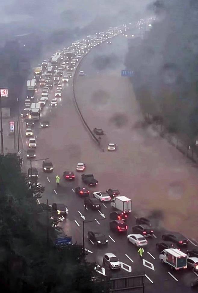 호우 특보가 발효된 17일 오후 광주 동구 월남동 앞 도로가 흙탕물에 잠겨 화순에서 광주로 넘어오는 차량 정체가 2시간 넘게 이어지고 있다. 사진=뉴스1