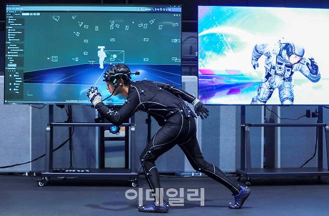 네이버 1784 사옥에 있는 모션스테이지에서 기술을 시연하고 있다.(사진=네이버)