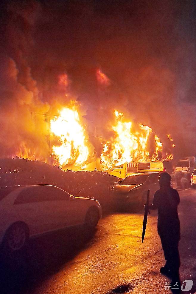 17일 오후 9시 5분께 경기 광명시 소하동 소재 10층짜리 아파트 주차장에서 불이 났다. 이 화재로 3명이 심정지 상태로 인근 병원으로 옮겨졌다.(경기도소방재난본부 제공, 재판매 및 DB 금지) 2025.7.17/뉴스1