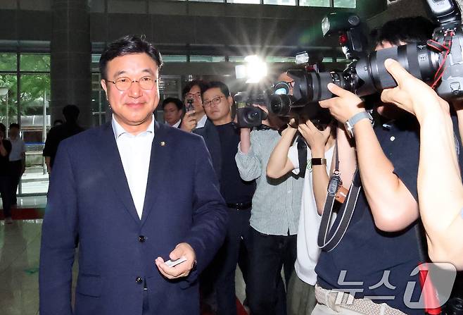 윤호중 행정안전부 장관 후보자가 30일 오전 서울 종로구 광화문플래티넘빌딩에 마련된 인사청문회 준비 사무실로 출근하고 있다. 2025.6.30/뉴스1 ⓒ News1 임세영 기자