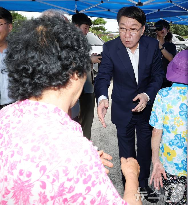 우범기 전주시장이 18일 전북 완주군 소양면 신교리에 위치한 완주-전주 상생협력사업지 현장을 찾아 주민들과 인사를 나누고 있다. 2025.7.18/뉴스1 ⓒ News1 유경석 기자