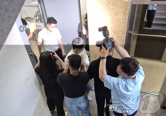 18일 권성동 국민의힘 국회의원 강릉 지역구 사무실 압수수색을 마친 김건희 특검팀 수사관들이 사무실을 나서고 있다. 2025.7.18/뉴스1 ⓒ News1 윤왕근 기자