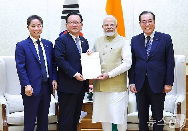 (서울=뉴스1) 정윤영 기자 = 김부겸 전 국무총리를 단장으로 한 대통령 인도 특사단이 17~18일 인도 뉴델리를 방문해 나렌드라 모디 인도 총리에게 이재명 대통령의 친서를 전달했다. 2025.07.18. (외교부 제공)