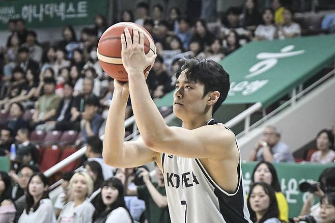 대표팀 유기상이 18일 안양 정관장 아레나에서 열린 2025 남자농구 국가대표 평가전 카타르와 1차전에서 3점슛을 던지고 있다. 사진 | 대한민국농구협회
