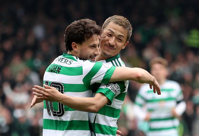 Soccer Football - Scottish Premiership - Dundee United v Celtic - Tannadice Park, Dundee, Scotland, Britain - April 26, 2025 Celtic's Nicolas-Gerrit Kuhn celebrates scoring their second goal with Daizen Maeda REUTERS/Russell Cheyne <저작권자(c) 연합뉴스, 무단 전재-재배포, AI 학습 및 활용 금지>