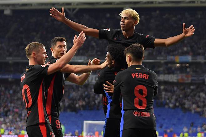(FILES) Barcelona's Spanish forward #19 Lamine Yamal (C) celebrates scoring his team's first goal during the Spanish league football match between RCD Espanyol and FC Barcelona at?the RCDE Stadium in Cornella de Llobregat, on May 15, 2025. Cristiano Ronaldo, Neymar, Salah, Pedri and Lamine Yamal - the new jewel of soccer - will be absent from the 2025 Club World Cup, which kicks off on June 14, 2025 in the United States. The tournament, which will debut in an expanded format, aims to mark an era, albeit without several of the most recognized stars on the global stage. (Photo by MANAURE QUINTERO / AFP) <저작권자(c) 연합뉴스, 무단 전재-재배포, AI 학습 및 활용 금지>