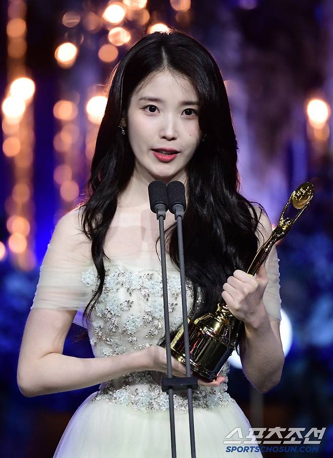제4회 청룡시리즈어워즈(Bluedragon Series Awards)가 18일 인천 파라다이스시티에서 열렸다. 여우주연상을 수상한 아이유가 수상 소감을 말하고 있다. 인천=허상욱 기자 wook@sportschosun.com/2025.07.18/