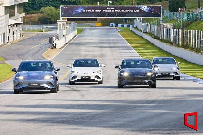 비야디(BYD)가 16일 경기도 용인 스피드웨이에서 개최한 '씰 미디어 트랙 데이'에서 씰이 트랙을 돌고 있다. BYD