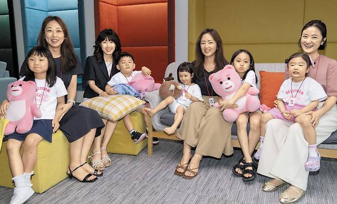 롯데홈쇼핑은 '자녀 돌봄 휴직' 등 다양한 일·가정 양립 지원 제도를 운영하고 있다. 사진은 지난 16일 서울 영등포구 롯데홈쇼핑 건물에 직원들과 자녀들이 함께 모여 있는 모습. 아이들은 롯데홈쇼핑이 자체 개발한 캐릭터인‘벨리곰’이 그려진 옷을 입고, 인형을 안고 있다. /조인원 기자
