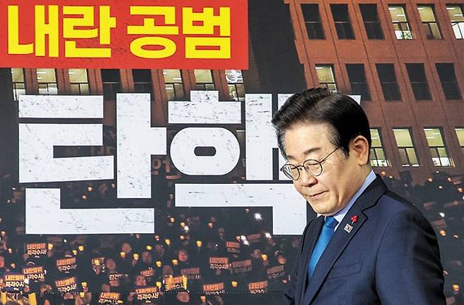 이재명 더불어민주당 대표가 지난해 말 국회에서 열린 최고위원 회의에 참석하고 있다. 이 대표는 이날 보도된 월스트리트저널과의 인터뷰에서 “어떤 사람은 나를 한국의 트럼프라고 부른다”고 했다. /김지호 기자