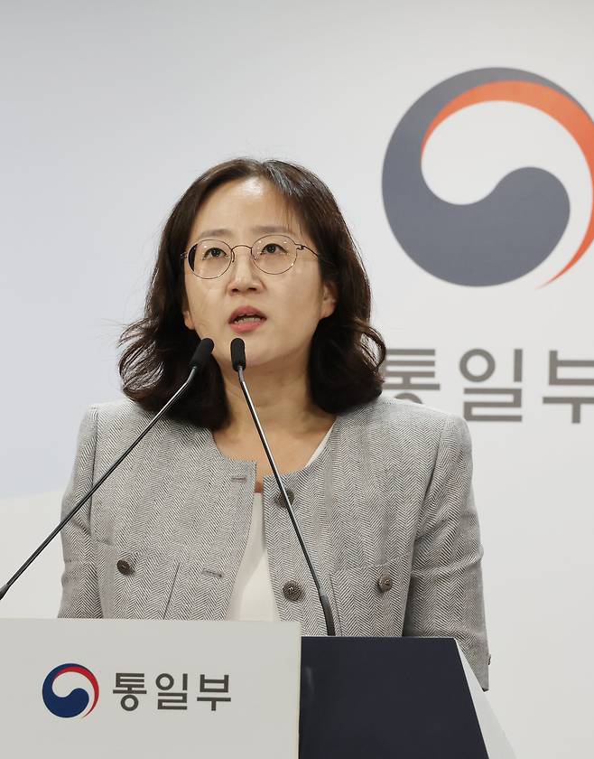 장윤정 통일부 부대변인이 18일 오전 서울 종로구 정부서울청사에서 현안 관련 정례브리핑을 하고 있다. 장윤정 부대변인은 "지난 7월 4일 북한 예성강 하구와 가장 가까운 강화도와 한강 하구 등 총 10개 정점에서 시료를 채취하여 방사성 핵종인 우라늄, 세슘과 중금속 5종에 대한 분석을 실시하였고 그 결과 모두 이상이 없음을 확인 했다"며 '북한 평산 우라늄공장 폐수 우려 관련 방사능·중금속 분석 결과'를 발표했다. /뉴시스