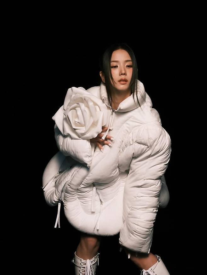 지수는 준태킴(Juntae Kim)의 실험적인 펑쿠튀르(Punkouture) 패딩 재킷을 입었다. @sooyaaa__