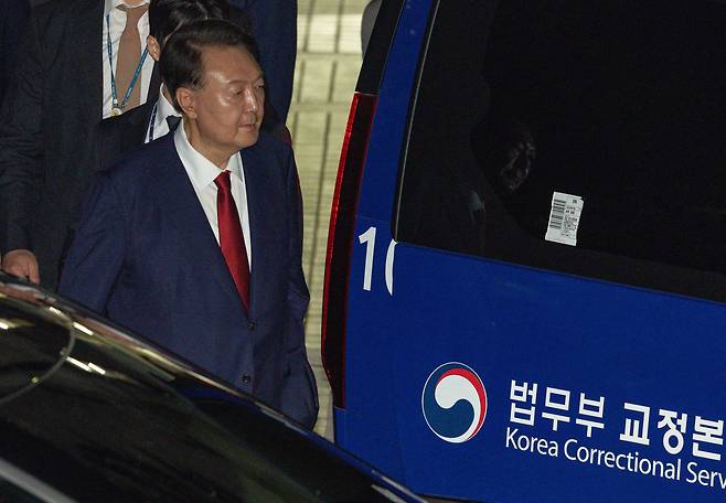 윤석열 전 대통령이 지난 9일 서울중앙지법에서 두 번째 구속 전 피의자심문(영장실질심사)을 마친 뒤 대기장소인 서울구치소로 이동하고 있다. /뉴스1