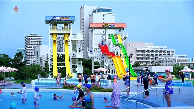 북한 원산갈마해안관광지구에 전국각지에서 끊임없이 찾아오는 수많은 근로자들로 연일 흥성이고 있다고 조선중앙TV가 16일 보도했다. /조선중앙TV화면 캡처