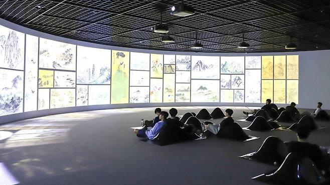 대구간송미술관을 찾은 관람객들이 실감 영상 전시물을 감상하고 있다. 대구간송미술관 제공