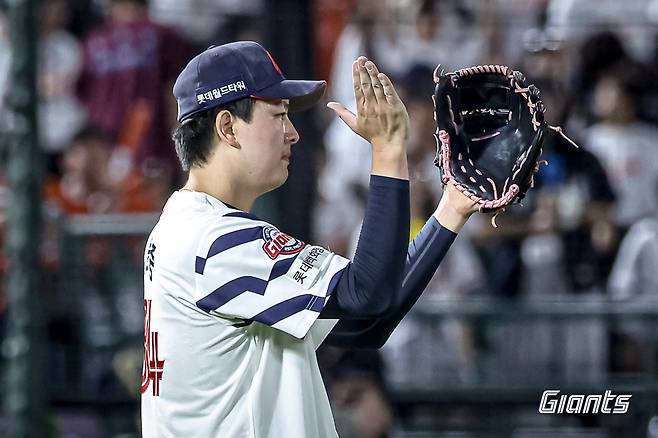 마지막 아웃카운트를 자축하고 있는 김원중. 롯데 제공