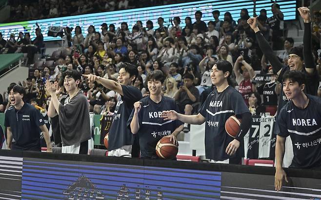 한국의 득점에 벤치에 있던 선수들도 모두 일어나 환호하는 모습. 대한민국농구협회 제공.