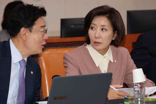 나경원 국민의힘 의원이 17일 국회 산업통상자원중소벤처기업위원회에서 열린 김정관 산업통상자원부 장관 후보자에 대한 인사청문회에서 김성원 국민의힘 의원(왼쪽)과 대화하고 있다. 연합뉴스.