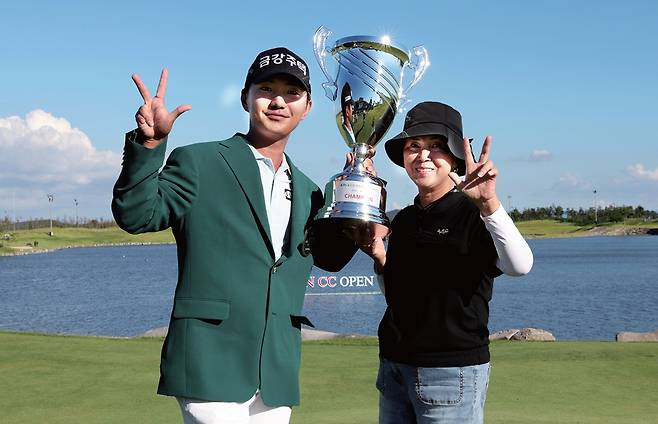 6월 29일 전북 군산CC 토너먼트 코스(파72·7611야드)에서 열린 한국프로골프(KPGA)투어 군산CC 오픈에서 우승한 옥태훈(왼쪽)이 트로피를 들고 어머니와 포즈를 취하고 있다. /KPGA