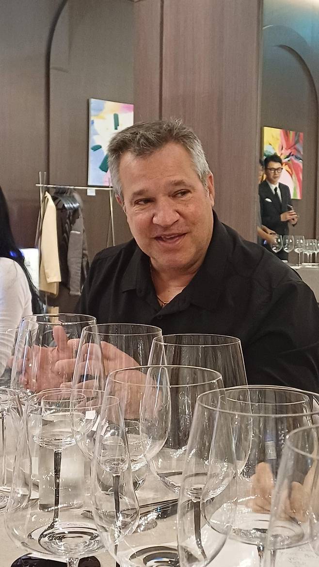 지난 5월 스택스 립의 마커스 노타로 수석 와인메이커가 한국 론칭을 알리는 시음회에서 기자들에게 설명하고 있다. 사진=이환주 기자