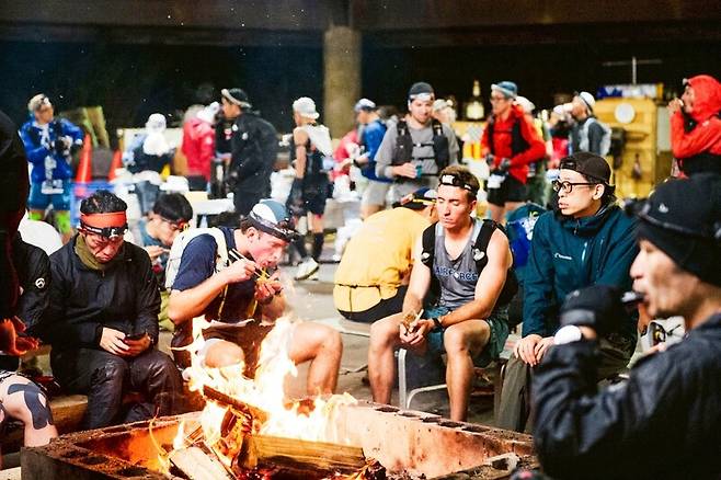 대회 참가자들이 잠시 물과 음료, 음식을 보급받을 수 있는 체크포인트. 밤을 꼬박 새워 달려야 하기에 체크포인트에서 충분히 충전해야 한다. 다키모토 유키히데 제공