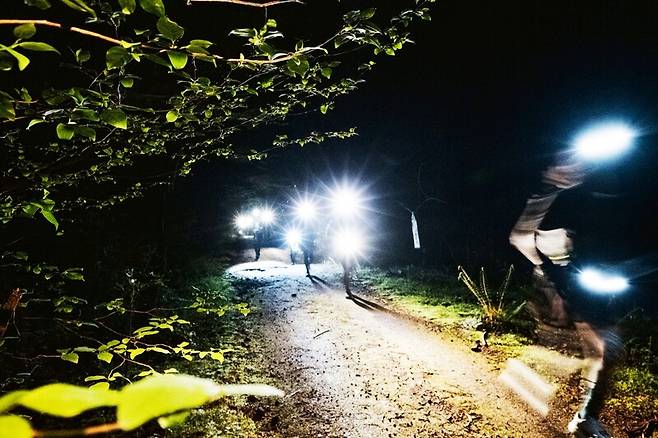 밤을 새워 달리는 참가자들. 다카모토 유키히데 제공