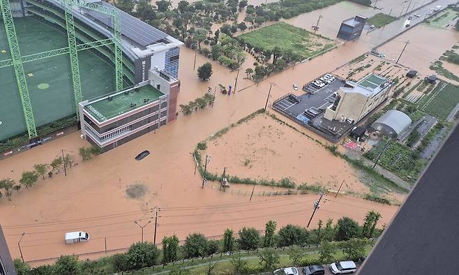 극한 호우가 쏟아진 17일 광주 북구 신용동 일대 도로가 침수돼 차들이 물에 잠겨 있다. 독자 제공 연합뉴스