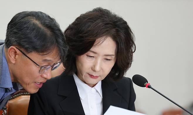 이진숙 부총리 겸 교육부 장관 후보자가 16일 오전 서울 여의도 국회 교육위원회 전체회의에서 열린 인사청문회에서 교육부 공무원으로부터 자료를 건네받고 있다. 김영원 기자 forever@hani.co.kr