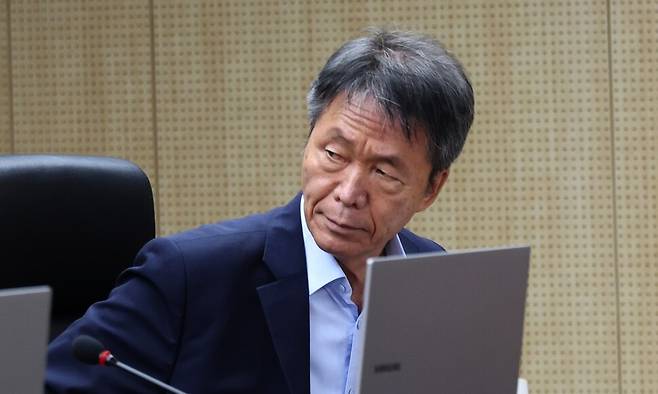 김용원 군인권보호관 겸 상임위원이 지난 14일 열린 인권위 제14차 전원위원회 개회 직전 자리에 앉아있다. 류우종 선임기자 wjryu@hani.co.kr