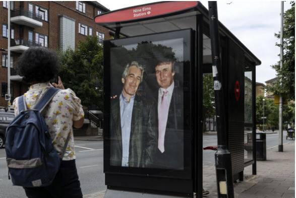 영국 런던의 미국 대사관 주변 나인 엘름스의 버스 정류장에 도널드 트럼프 미국 대통령과 제프리 엡스틴의 사진이 트럼프를 반대하는 활동가에 의해 붙여져 있다. AP 연합뉴스