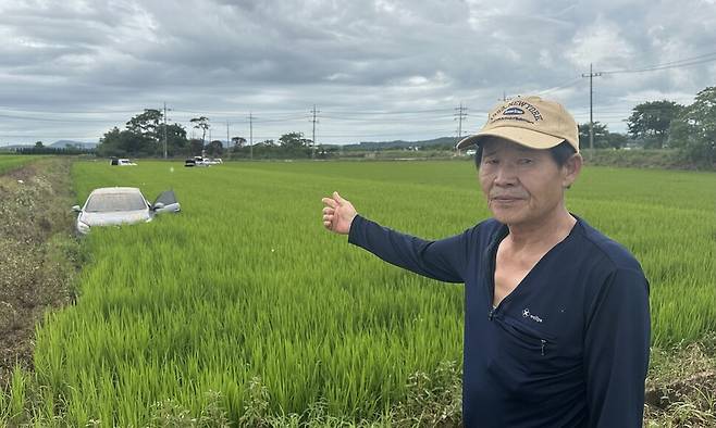 주민 김영남씨는 침수 차량을 가리키며 “이런 비 피해는 칠십평생 처음 본다”고 말했다. 송인걸 기자