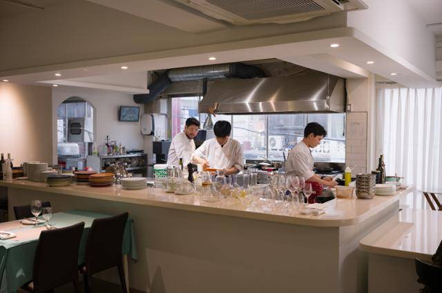 광주의 프렌치 레스토랑 '알랭'의 내부. 셰프들이 오픈 주방에서 요리하고 있다. 장준우 제공