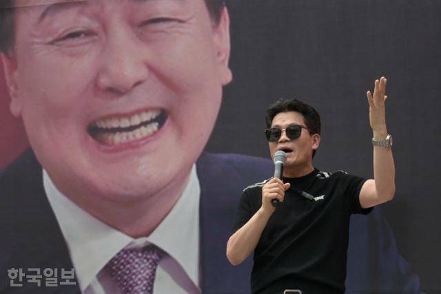 한국사 강사 출신 보수 유튜버 전한길씨가 9일 서울 서초구 서울중앙지법 인근에서 열린 '윤석열 전 대통령 구속영장 기각 촉구 집회'에 참석해 발언하고 있다. 강예진 기자