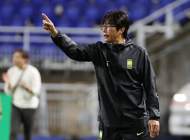 <yonhap photo-4730=""> 작전 지시하는 신상우 감독 (수원=연합뉴스) 홍기원 기자 = 16일 수원월드컵경기장에서 열린 2025 동아시아축구연맹(EAFF) E-1 챔피언십(동아시안컵) 여자부 대한민국 대 대만 경기. 신상우 여자 축구 대표팀 감독이 작전지시를 하고 있다. 2025.7.16 xanadu@yna.co.kr/2025-07-16 21:16:31/ <저작권자 ⓒ 1980-2025 ㈜연합뉴스. 무단 전재 재배포 금지, AI 학습 및 활용 금지></yonhap>