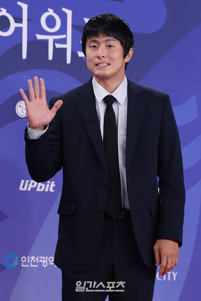 만화가 기안84가 18일 오후 인천 중구 파라다이스시티에서 열린 제4회 청룡시리즈어워즈 레드카펫 행사에 참석해 포토타임을 갖고 있다. 인천=서병수 기자 qudtn@edaily.co.kr /2025.07.18/