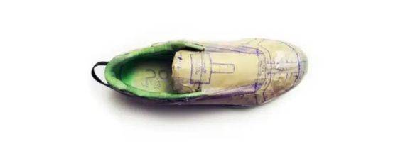 온의 공동 창립자 올리비에 베른하르트가 정원용 호스를 잘라 만든 러닝화 프로토타입. 사진 온