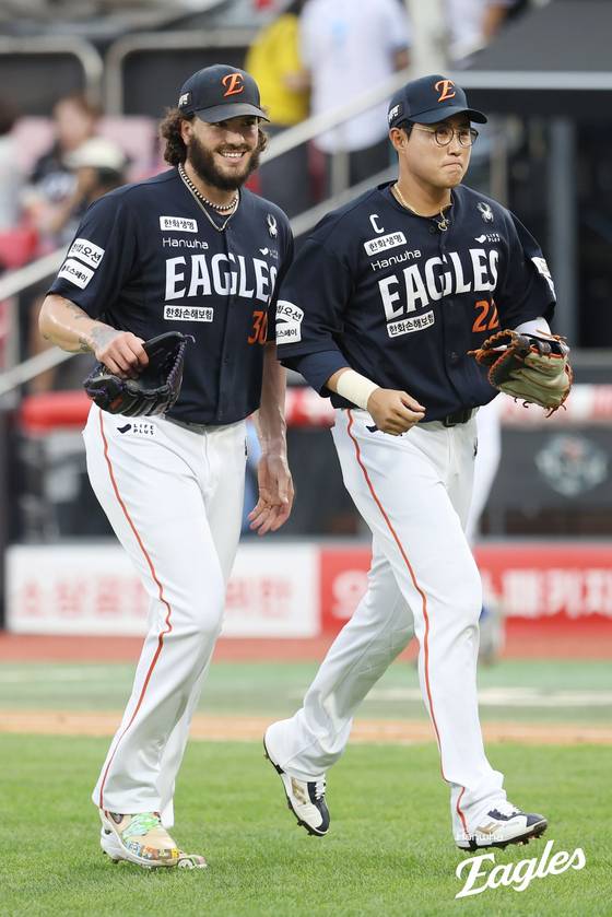 18일 수원 KT전에서 승리의 주역으로 활약한 한화 폰세와 채은성. 사진 한화 이글스