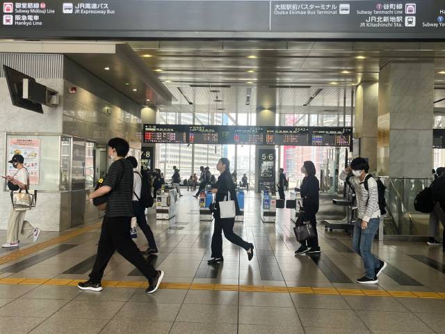 ▲ 오사카역에서 시민들이 이동을 위해 환승하고 있다.이채윤 기자