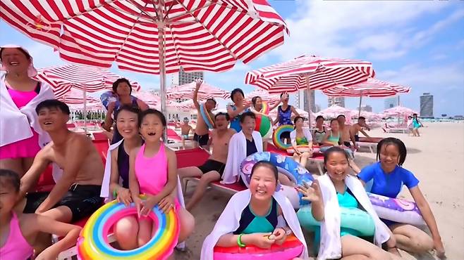 북한 원산갈마해안관광지구에 전국각지에서 끊임없이 찾아오는 수많은 근로자들로 연일 흥성이고 있다고 조선중앙TV가 16일 보도했다. / 사진=연합뉴스