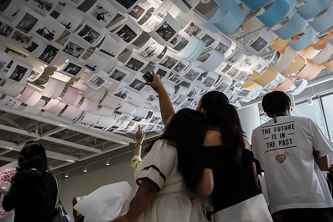 드라마 스틸컷을 활용한 행잉 전시를 관람하는 관람객들(사진=한국관광공사)