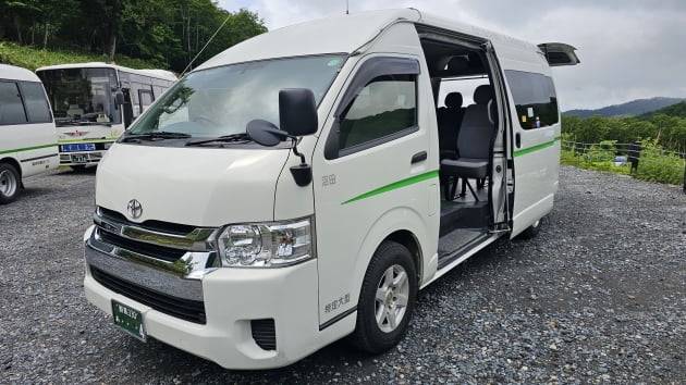 주차장에서 오제국립공원 입구까지는 일반차량은 통행이 안돼고 지정된 택시나 버스를 이용해 이동할 수 있다. / JAPAN NOW